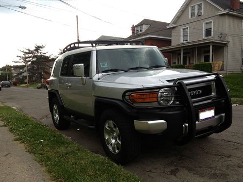 2007 toyota fj cruiser silver, 6 spd manual, very low miles!!