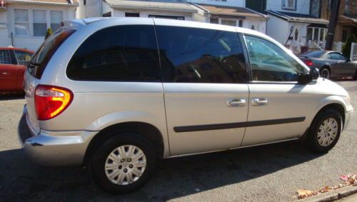 2005 chrysler town &amp; country sports van- clean carfax ** no reserve