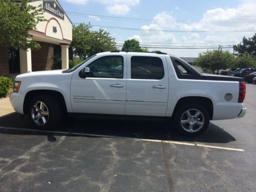 2012 chevrolet avalanche ltz crew cab white on tan and low miles