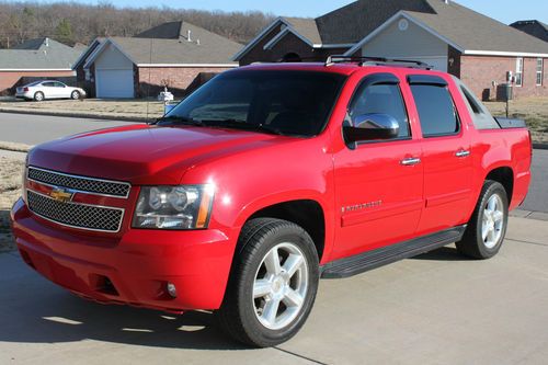Avalanche ltz - 4wd - sunroof - black leather - beautiful truck inside and out!!