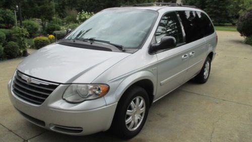 Clean 2006 chrysler t$c fully loade dvd heated seats 3row seats,leather sunroof.