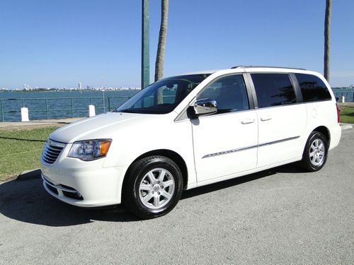 2012 chrysler town &amp; country touring, dvd, leather ,camera..16k miles, warranty
