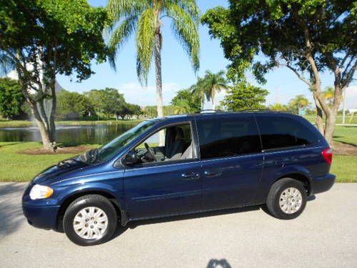 Beautiful 2005 chrysler town &amp; country lx stow &amp; go! non-smoker (grand caravan)