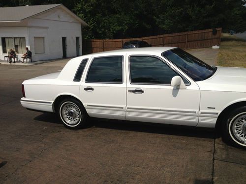 1995 lincoln town car executive sedan 4-door 4.6l