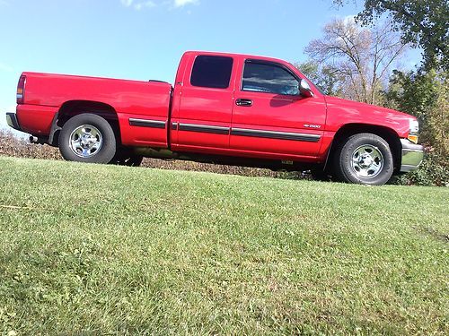 2002 chevy silverado 41288 miles like new  must see never seen a winter /garaged