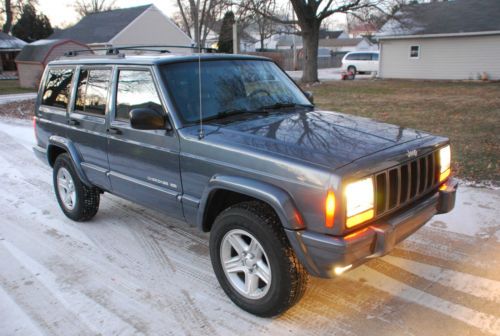 Very rare, low miles, leather &amp; 4x4 for winter!!