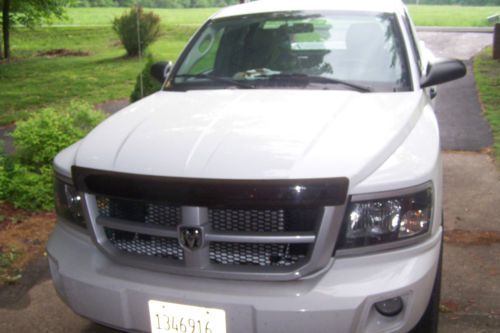 2011 dodge dakota big horn lonestar edition, 2 wd like new 12000 miles warranty