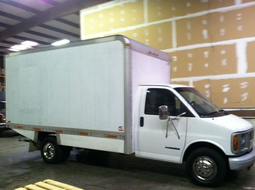 2000 gmc savana 3500 base cutaway van 2-door 5.7l 14' box truck