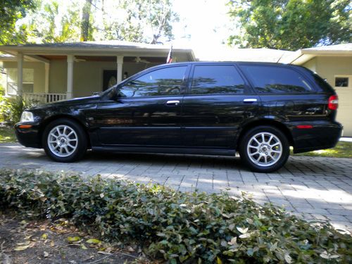 2003 volvo v40 wagon 4-door 1.9l:  premium package, very good condition