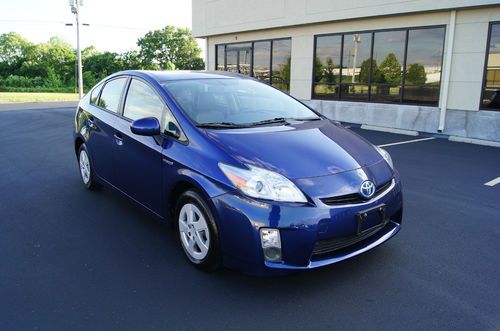 No reserve 2010 toyota prius iv hybrid w/nav,heated leather 1-owner