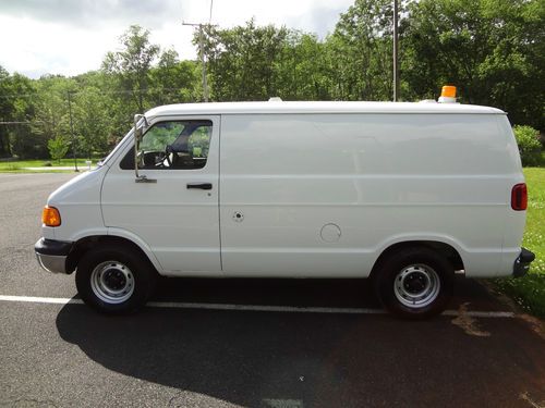 2002 dodge cargo van, low low low miles, no rust, no reserve, nice  nice