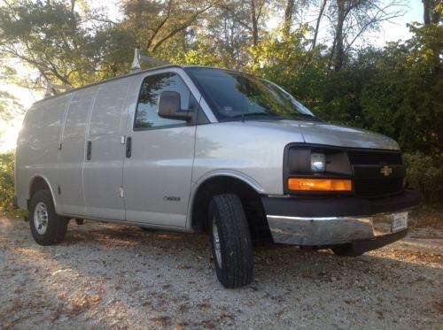 2005 chevrolet express 2500, runs great,very clean,like new!!!