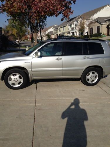 2006 all wheel drive 63,000 no accidents, silver exterior, leather interior,