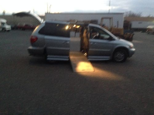 Van  wheelchair handicap chrysler town country 2004  braun power  ramp kneeling