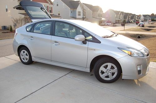 2010 toyota prius silver pkg iv heated leather new tires nice runs great 49 mpg