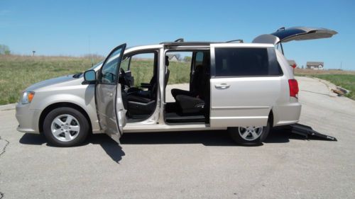 2013 dodge grand caravan sxt wheelchair/handicap rear entry ramp van