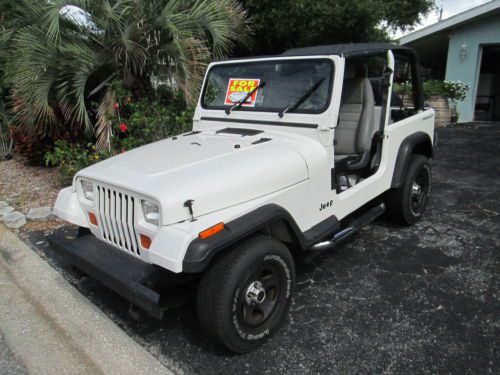 1995 jeep wrangler 4cyl, 4 wd great running  no rust no radio great for beach