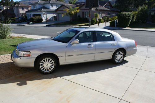 2004 lincoln town car ultimate leather fully loaded non smoker clean carfax