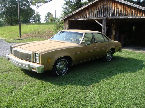 1977 chevrolet malibu classic sedan 4-door 5.0l