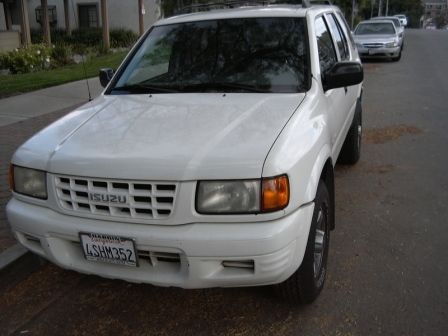 This is a 1999 isuzu rodeo 4 wheel drive v6 engine, automatic transmission, air