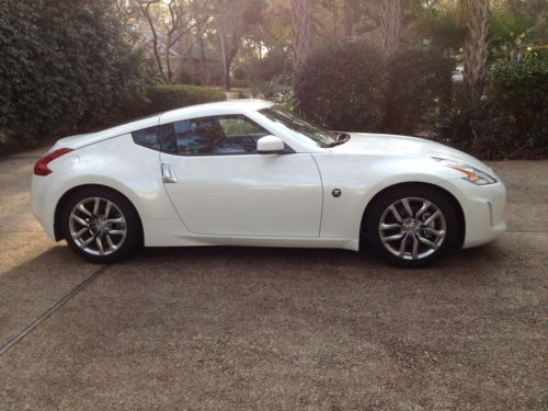 2013 nissan 370z like new condition  6 months old  2204 miles  pear white