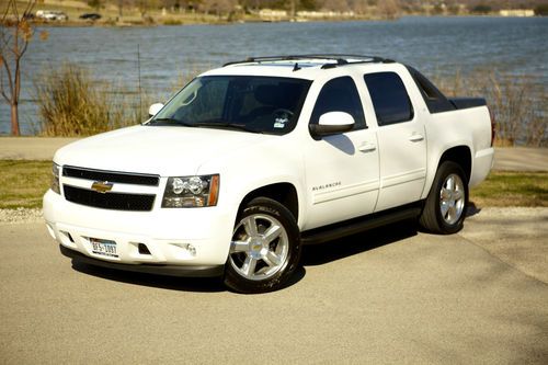 2011 chevy avalanche chevrolet only 30k miles w backup camera