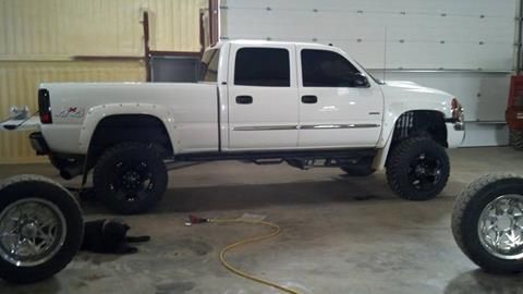 Lifted duramax with factory entertainment center