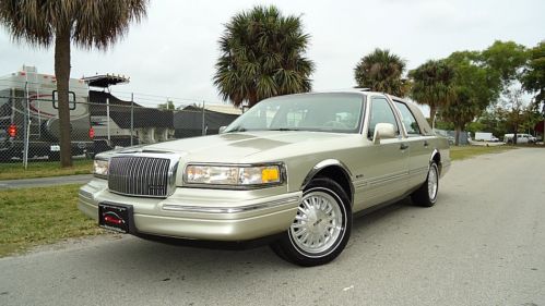 1997 lincoln town car signature , moonroof , heat seats , rare colors , mint