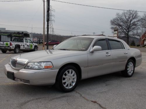 2006 lincoln town car signature limited, low miles, clean, well maintained,sharp