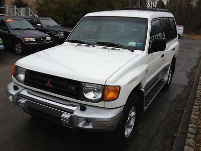 Power sunroof 6 cylinder loaded leather air conditioning 4x4 2 owners7 passenger