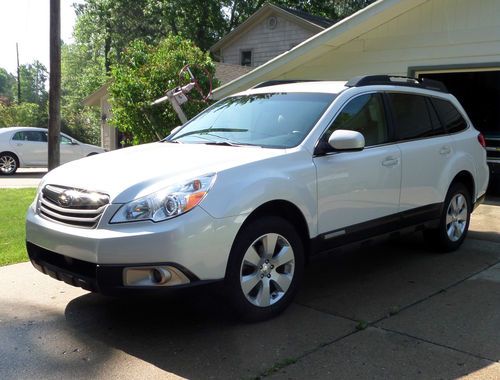 2011 subaru outback 2.5i premium /bdd **with extended mfg warranty** clean!