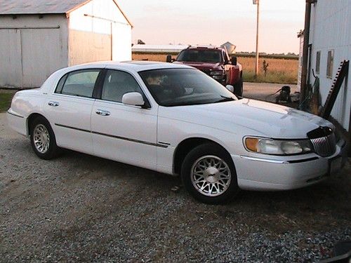 1999 lincoln town car (siguture series)all options  low miles  white pearl color