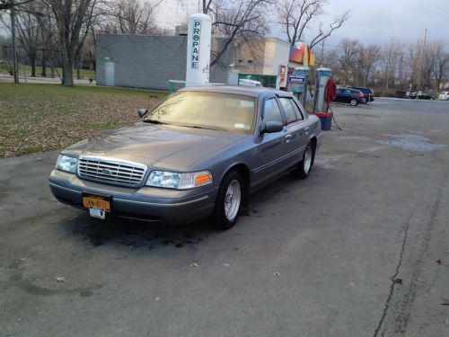2000 ford crown victoria lx with 67,000 original miles