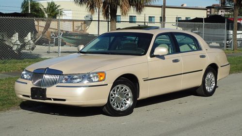 1998 lincoln town car cartier , moonroof , cd , this one is ex clean