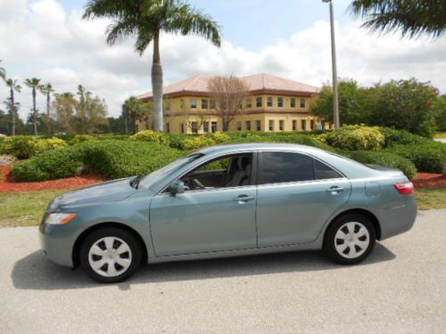 Beautiful florida 2007 toyota camry le low miles and clean! 30mpg!