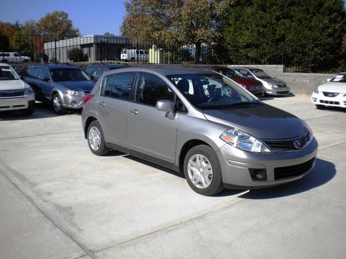 2009 nissan versa 6speed 18000 miles only,one owner,ice cold air.