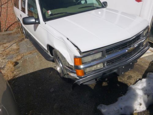 1999 chevrolet suburban lt 4x4 one owner damanged no reserve