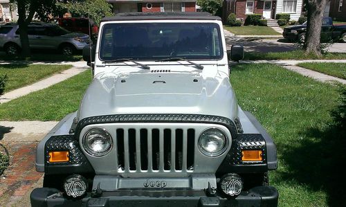 2005 silver jeep wrangler unlimited 2 door with safe &amp; trunk