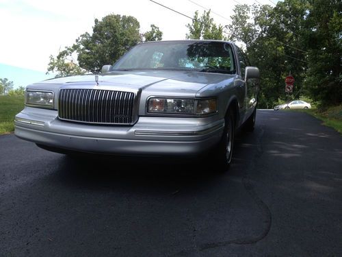 Only 73000 mileslincoln town car  executive