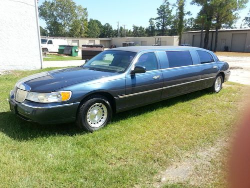 Blue 1999 lincon towncar 6 pass limo. good interior, fully serviced, cold air