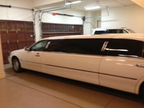 2000 lincoln 8-passenger limousine. beautiful condition
