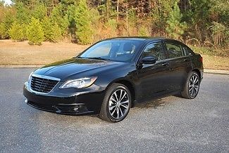 2014 chrysler 200 s touring . blk/blk loaded car 5 miles almost new no reserve