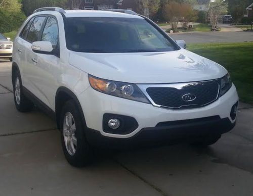 2013 kia sorento lx, like new,  just 9000 mileage