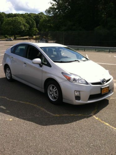 Beautiful one owner 2010 silver toyota prius
