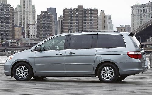 2007 silver honda odyssey minivan with rear entertainment