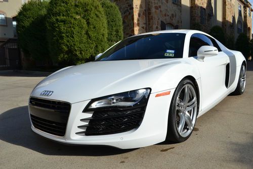 08 audi r8 30k miles, extended warranty **mint &amp; flawless**  clean carfax look!!