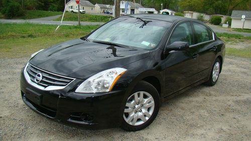 2011 nissan altima 2.5 s - 4 door sedan automatic **only 2700 miles** all power