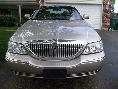 2003 lincoln town car signature,serviced,excellent condition,no reserve.