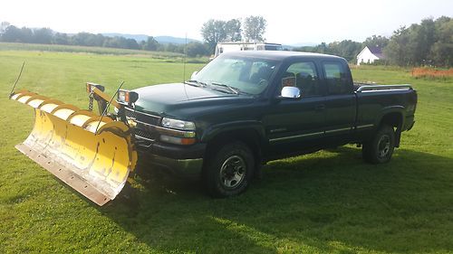 2001 chevy 2500 hd with 8 1/2' fisher minute mount plow