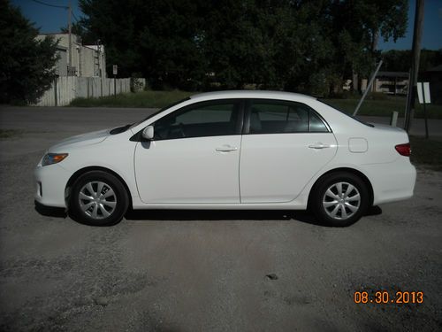 2011 toyota corolla le. white with grey interior. excellent condition! must see!
